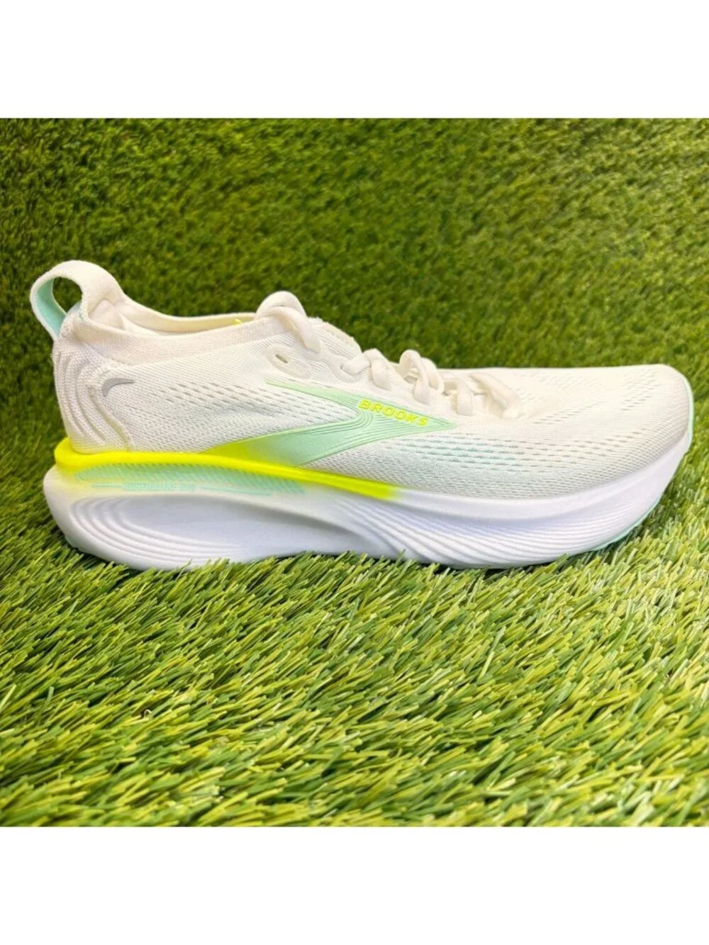 Brooks Adrenaline GTS 25 Womens Size 8 White Athletic Running Shoes Sneakers
